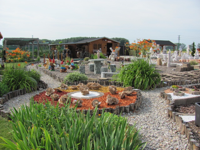 MAX GARDEN